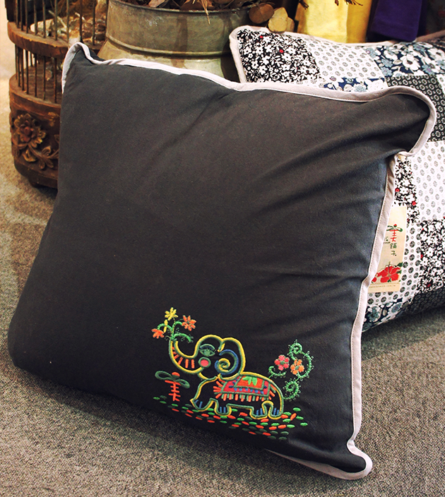 刺繡抱枕 3