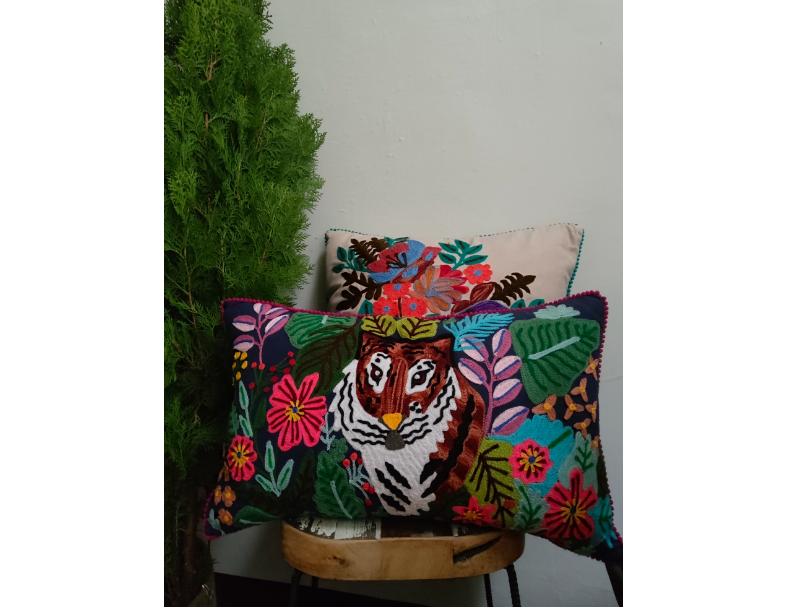  毛繡花抱枕套.老虎腰枕 2