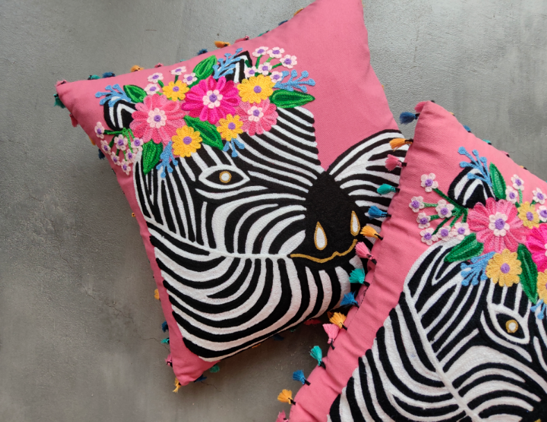 毛繡花抱枕 / 斑馬 2